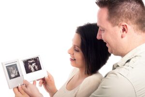 icsi pregnancy couple showing a sonogram